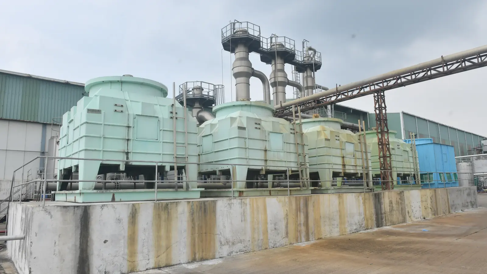 Process-water cooling towers on the utilities block