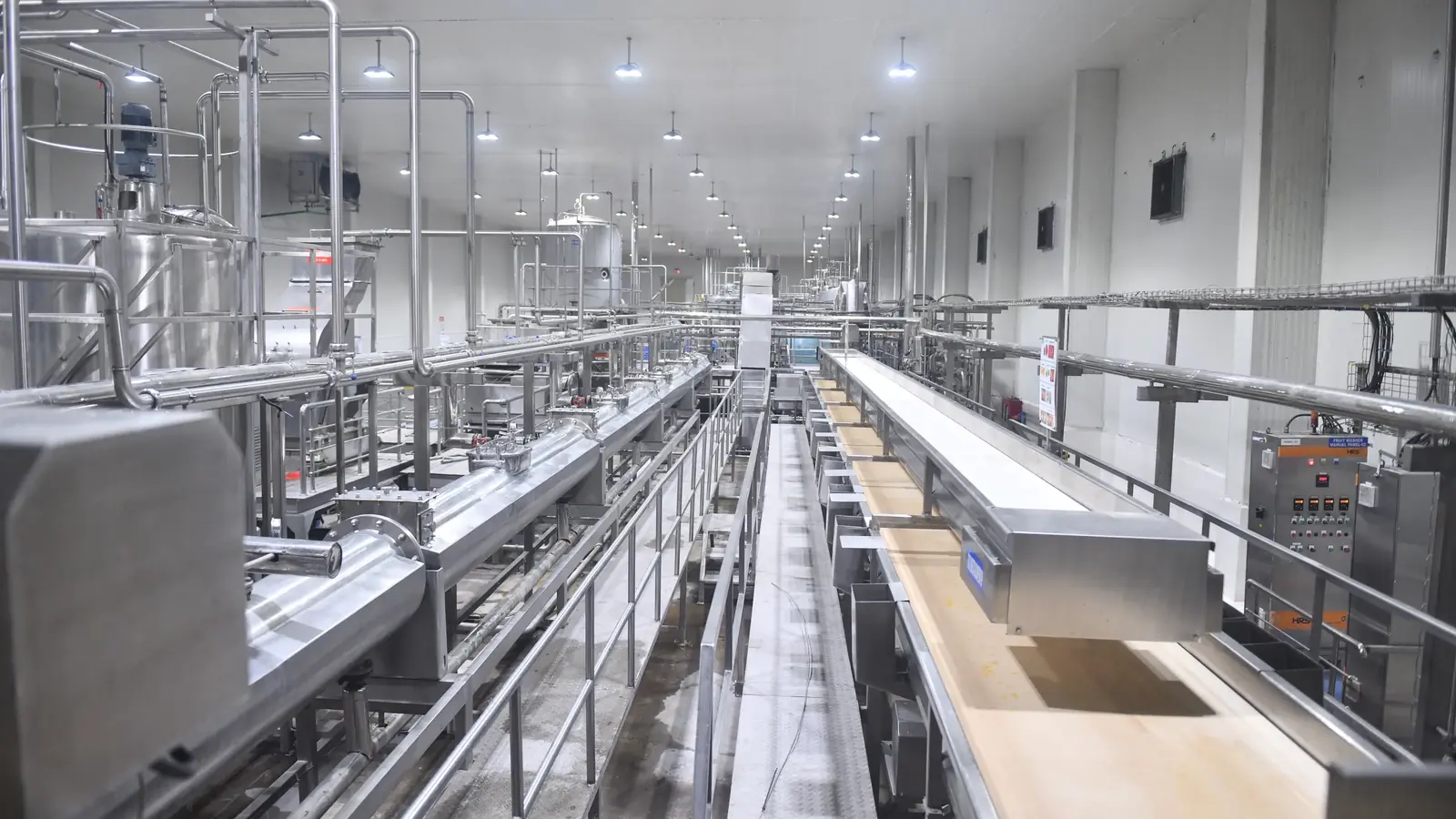 Long packing and filling line in the processing hall